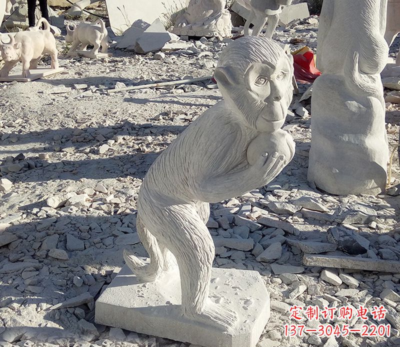 南京抱桃子的猴子石雕