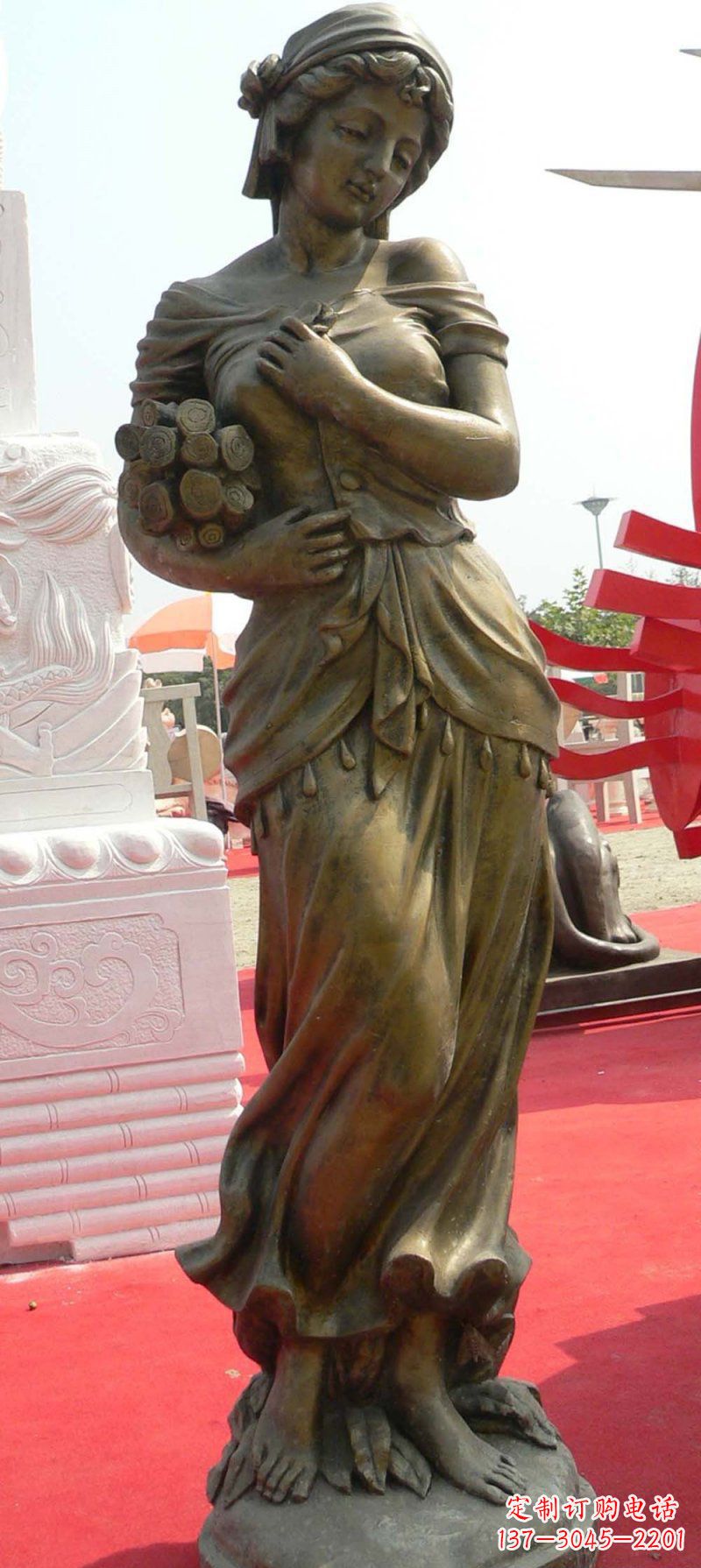 南京抱着柴火的西方女孩人物铜雕