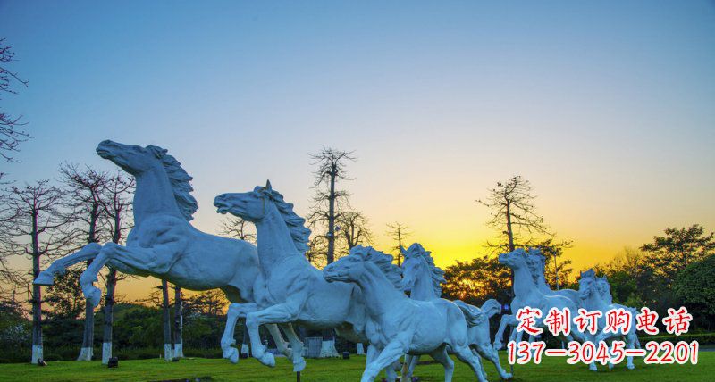 南京新颖活力的马群雕塑奔跑的马