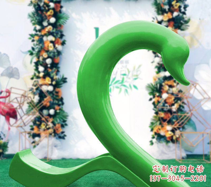 南京新颖抢眼的玻璃钢爱心天鹅雕塑