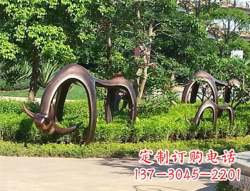 南京玻璃钢动物雕塑公园草坪的美丽装饰