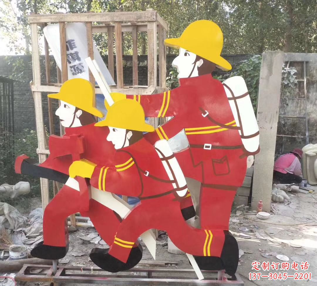 南京玻璃钢消防员雕塑——精致的园林景观装饰