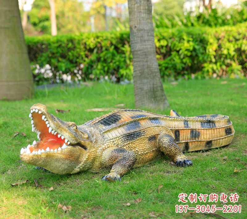 南京玻璃钢鳄鱼仿真动物雕塑精美雕塑营造绿色环境