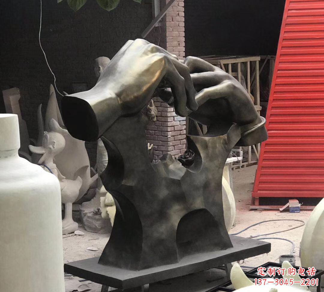 南京玻璃钢仿铜戒指雕塑浪漫情感的象征