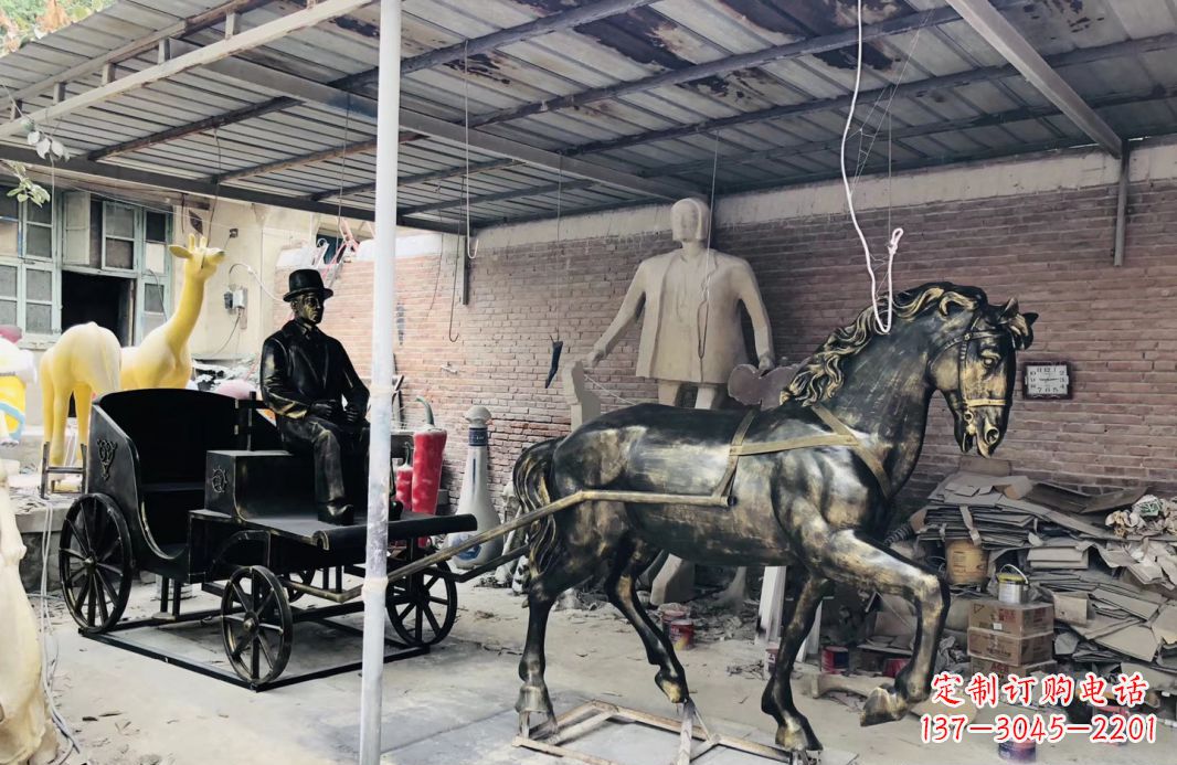 南京玻璃钢仿铜马车雕塑——给广场景观增添绚丽色彩