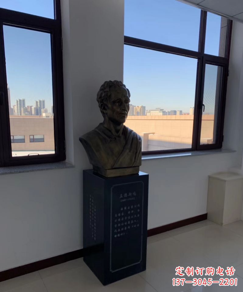 南京玻璃钢仿铜的孟德斯鸠头像雕塑