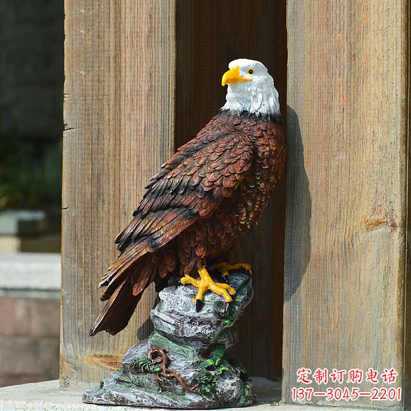 南京玻璃钢老鹰雕塑——传递自然之美
