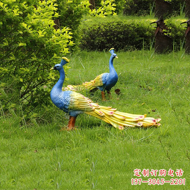 南京玻璃钢孔雀雕塑——艺术点缀公园草坪