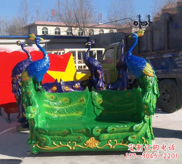 南京玻璃钢孔雀雕塑给您带来精美的艺术体验