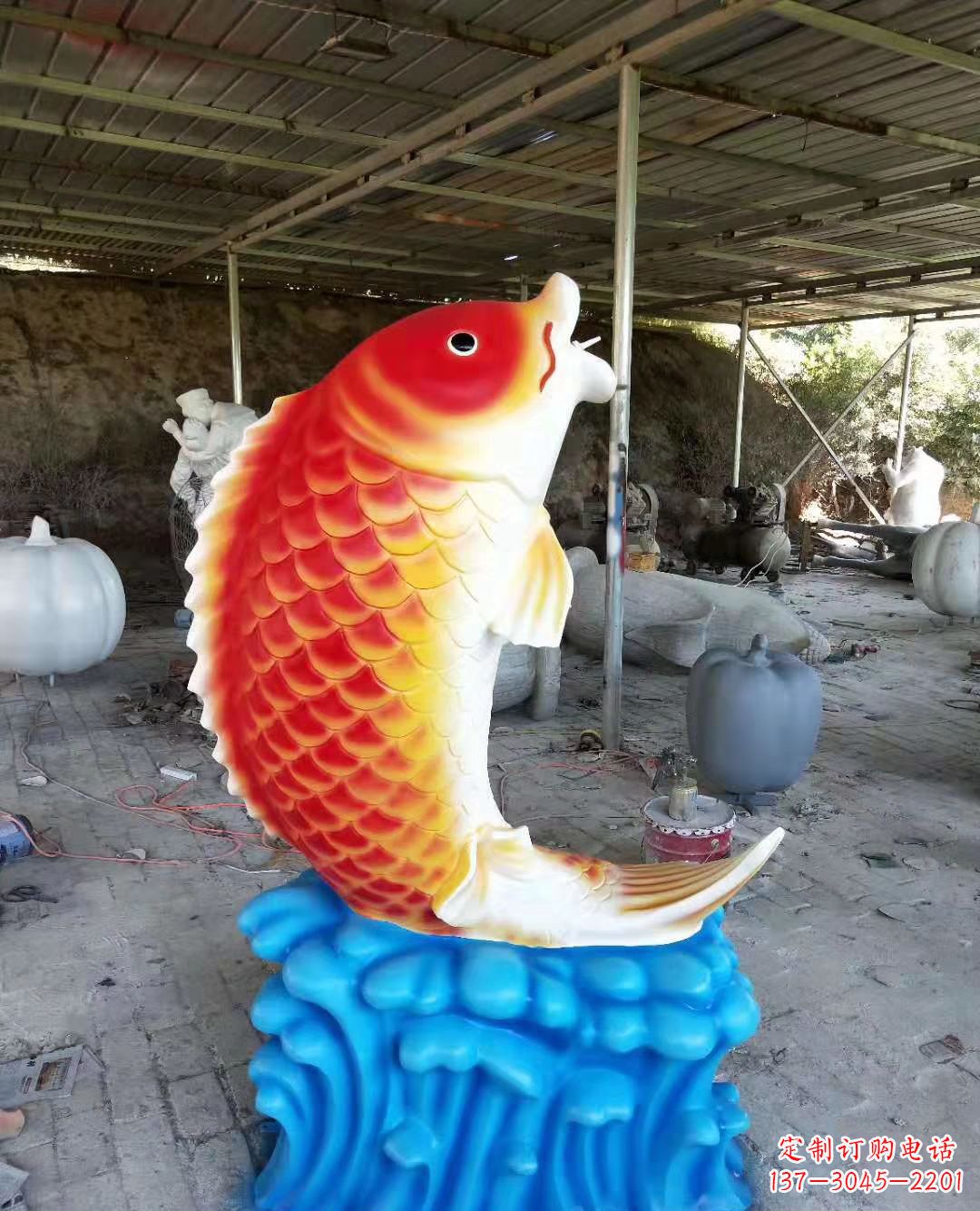 南京玻璃钢制作的精美鲤鱼喷泉雕塑