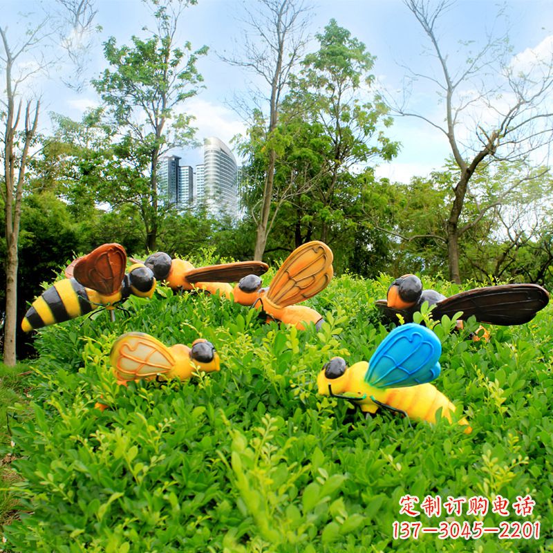 南京公园草丛中的蜜蜂雕塑