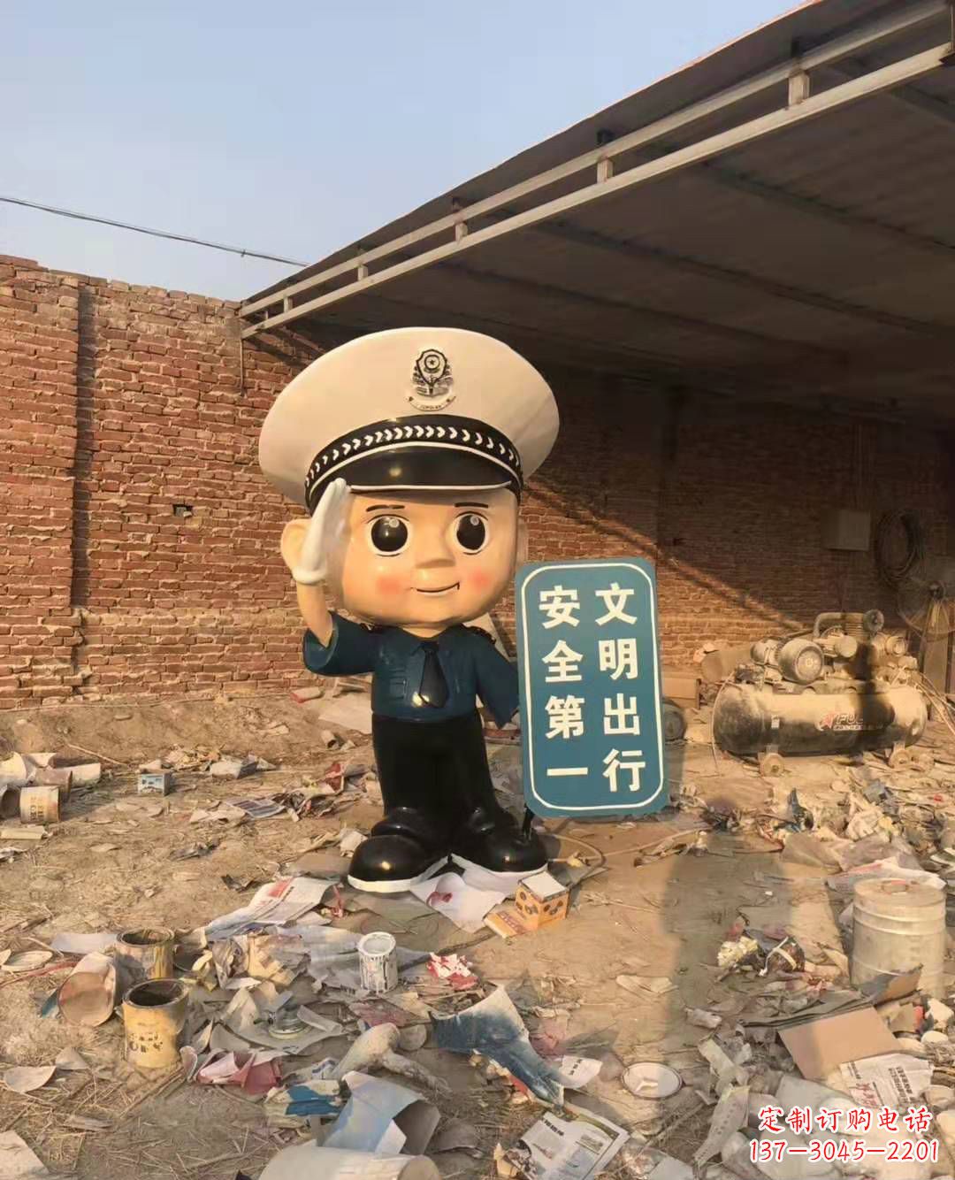 南京玻璃钢卡通警察雕塑公园广场安全警示语雕塑