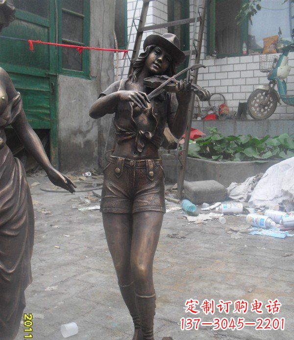 南京玻璃钢美女演奏仿铜人物雕塑