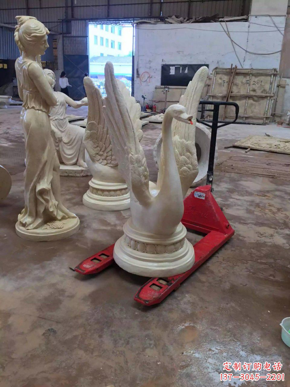 南京玻璃钢制作的天鹅雕塑