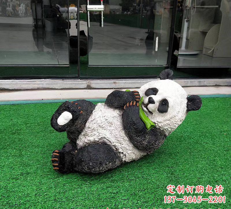 南京玻璃钢熊猫雕塑象征动物保护的艺术品