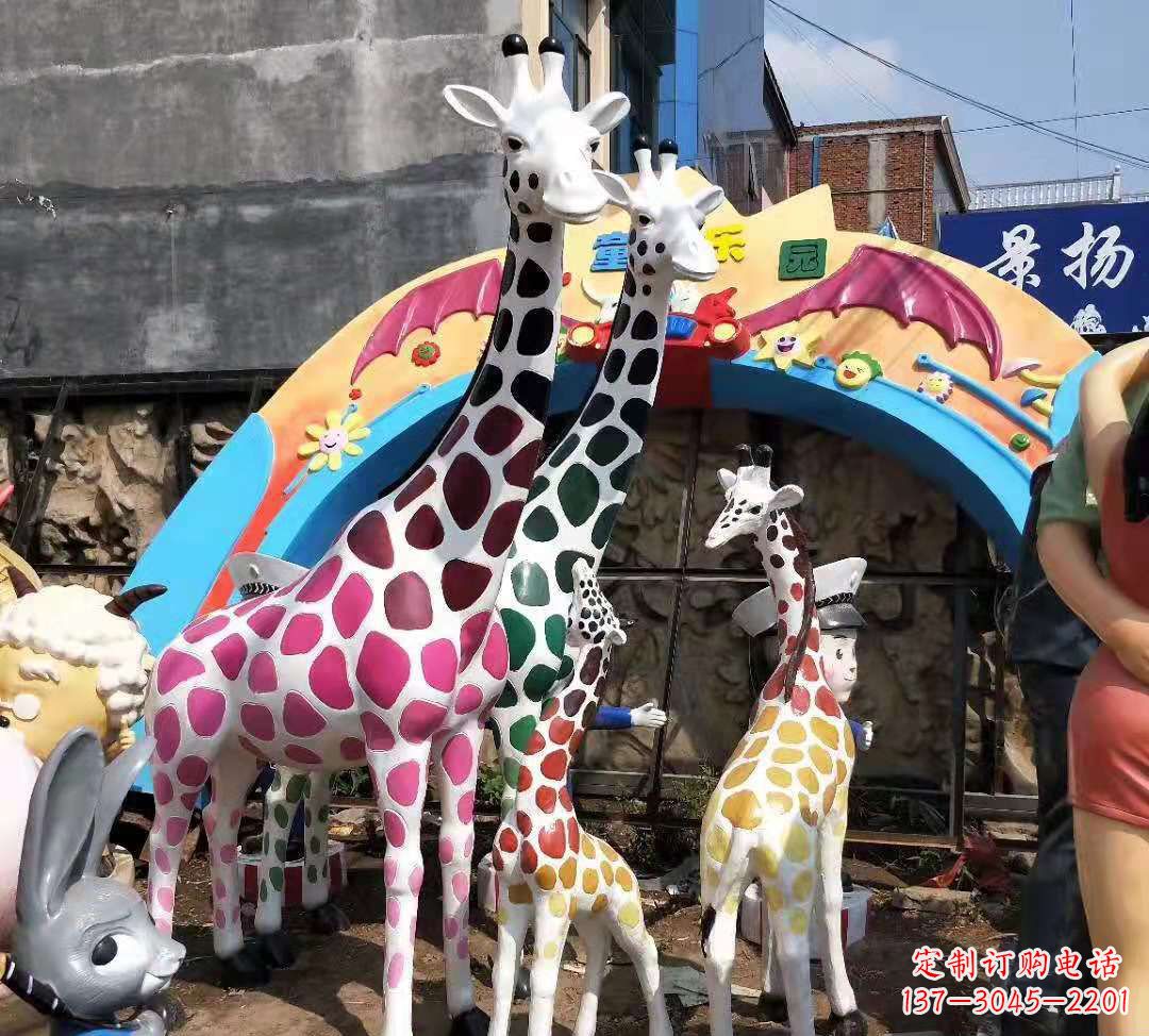 南京玻璃钢材质的长颈鹿雕塑——点缀公园景观