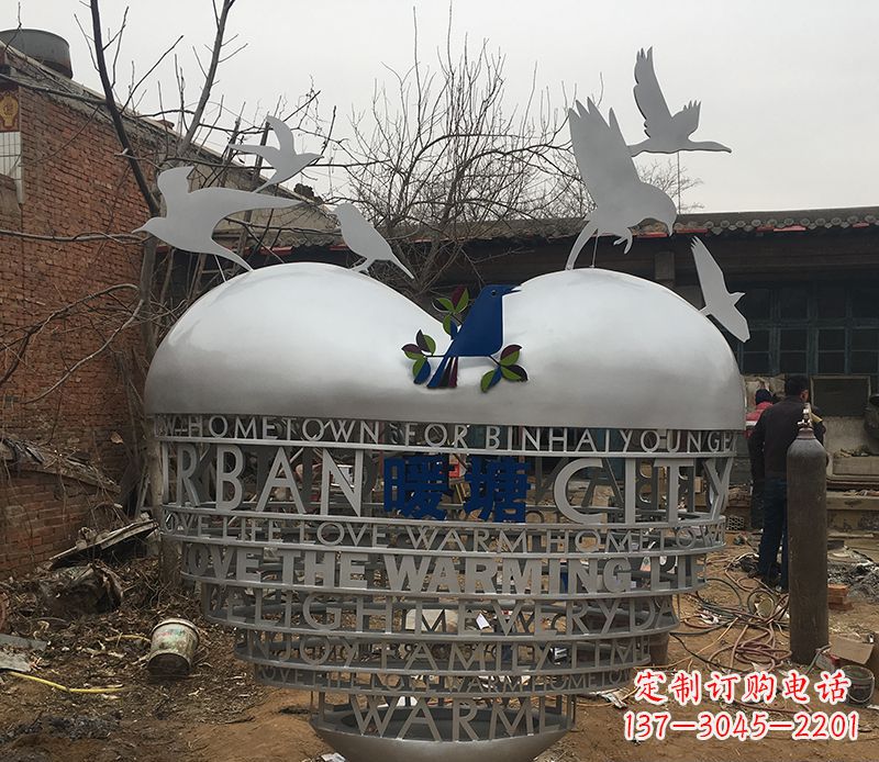 南京不锈钢爱心字母雕塑——象征着爱的礼物