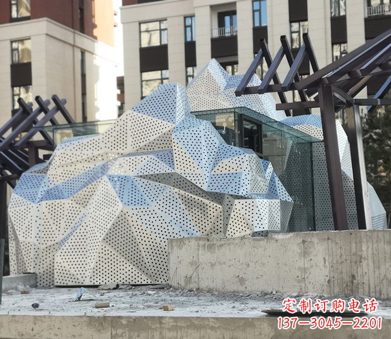南京不锈钢假山雕塑给空间带来更多活力