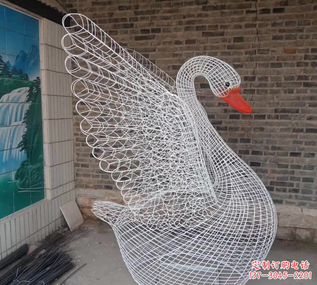 南京不锈钢制天鹅雕塑象征着和谐与美好