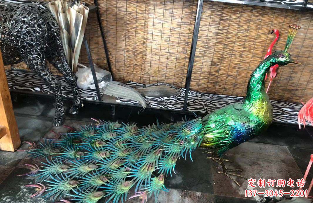 南京不锈钢彩色景观孔雀雕塑