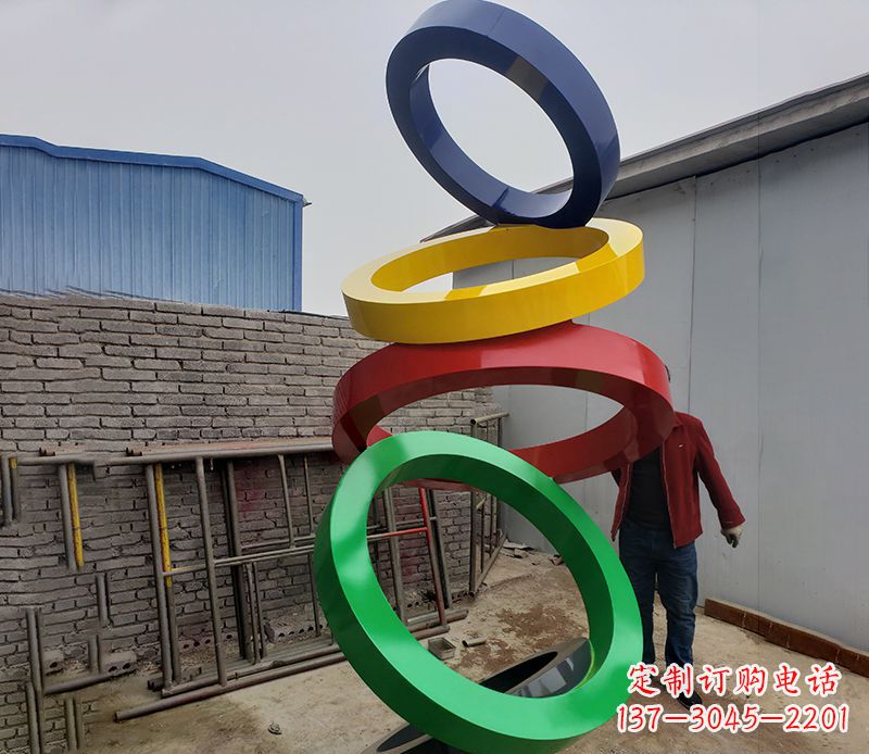 南京璀璨缤纷的不锈钢圆环雕塑