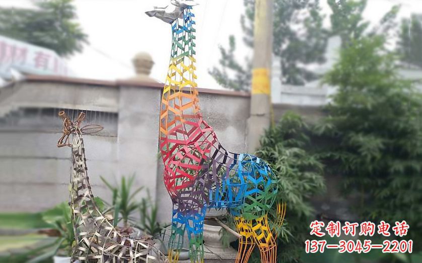 南京不锈钢彩色长颈鹿镂空雕塑