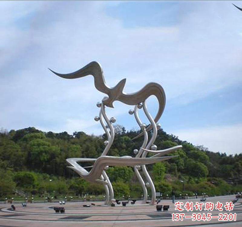 南京大雁展翅飞越城市圆环