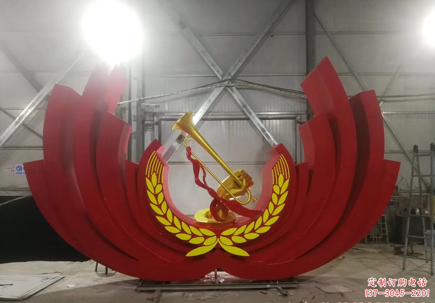 南京不锈钢冲锋号雕塑缅怀英雄,祝福未来