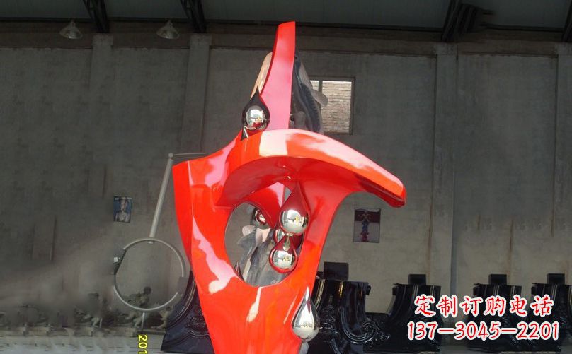 南京不锈钢水滴雕塑美丽动人