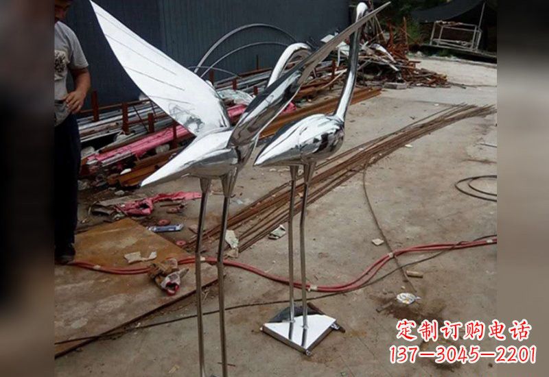 南京不锈钢仙鹤雕塑象征着美丽与和谐