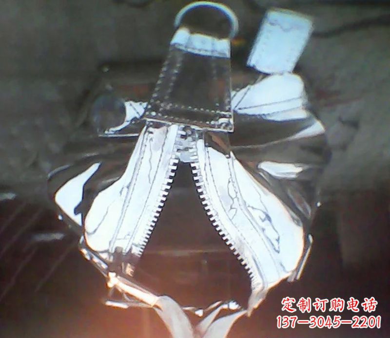 南京精美不锈钢手提包雕塑