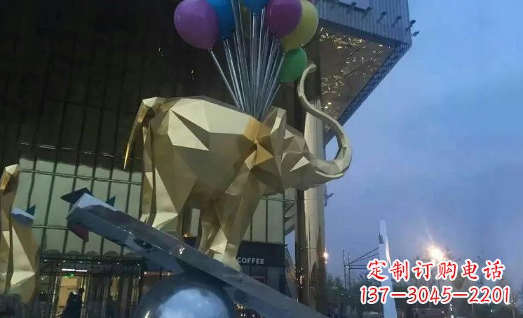 南京大象踩高跷——点缀城市景观