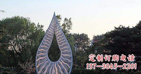 南京水滴雕塑给公园带来流动的美