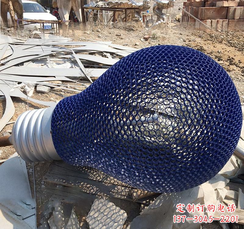 南京不锈钢灯泡雕塑灯光下的美丽之美