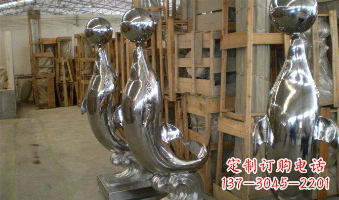 南京不锈钢顶球海豚雕塑融合精美艺术与实用功能
