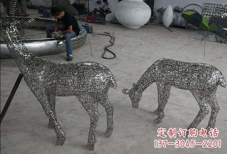 南京不锈钢动物镂空鹿雕塑精美的艺术品