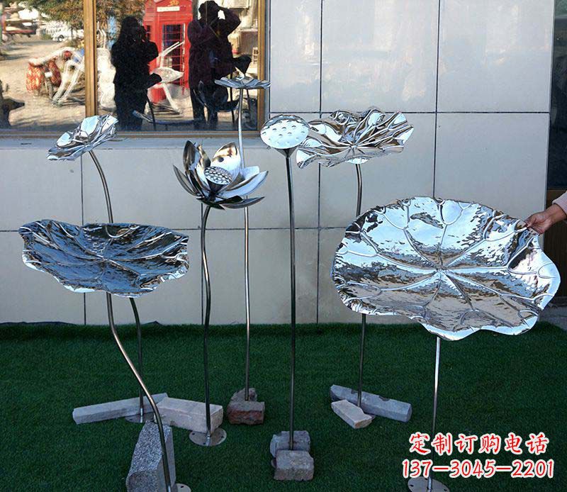 南京不锈钢雕刻荷花美化环境