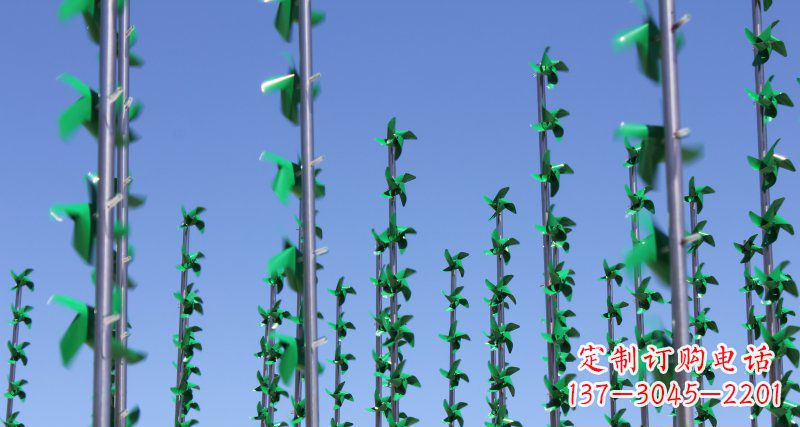 南京螺旋风车给广场景观带来的旋转欢乐