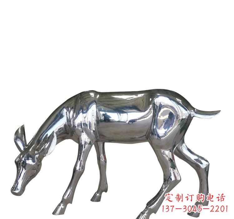 南京不锈钢公园草坪上的鹿雕塑——让美景更加完美