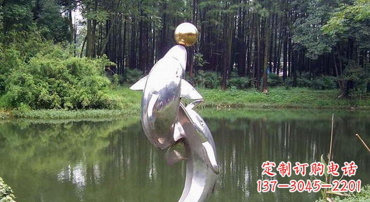 南京海豚的传说——不锈钢公园顶部雕塑