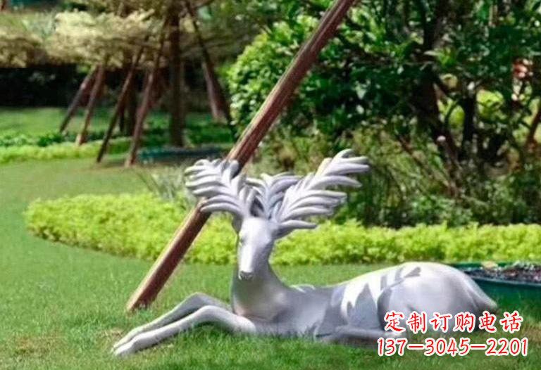 南京不锈钢公园大角鹿雕塑精致而美丽