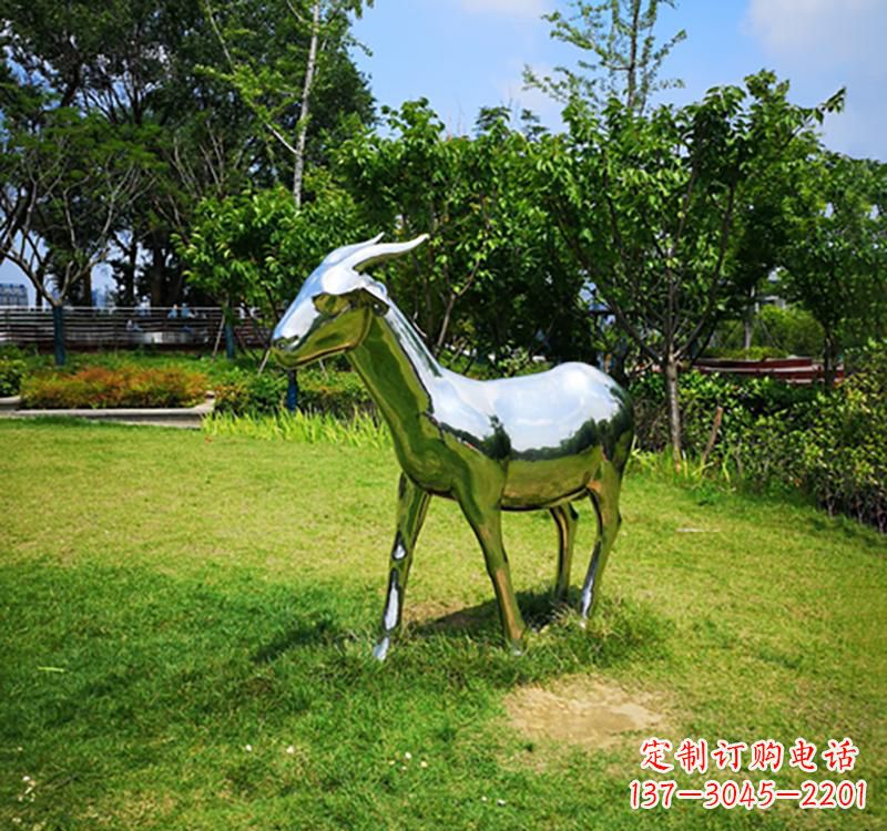 南京不锈钢公园动物镜面羊雕塑
