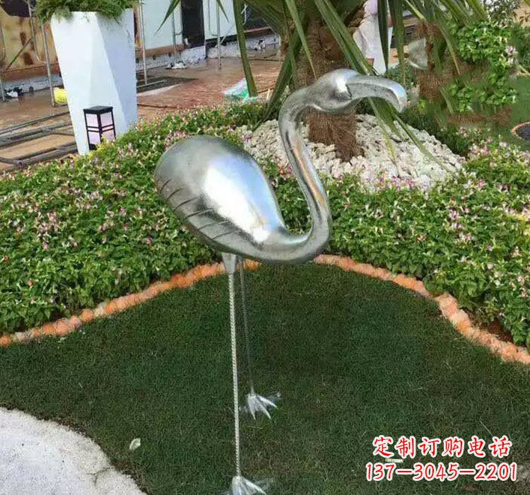 南京火烈鸟雕塑美丽而又充满力量