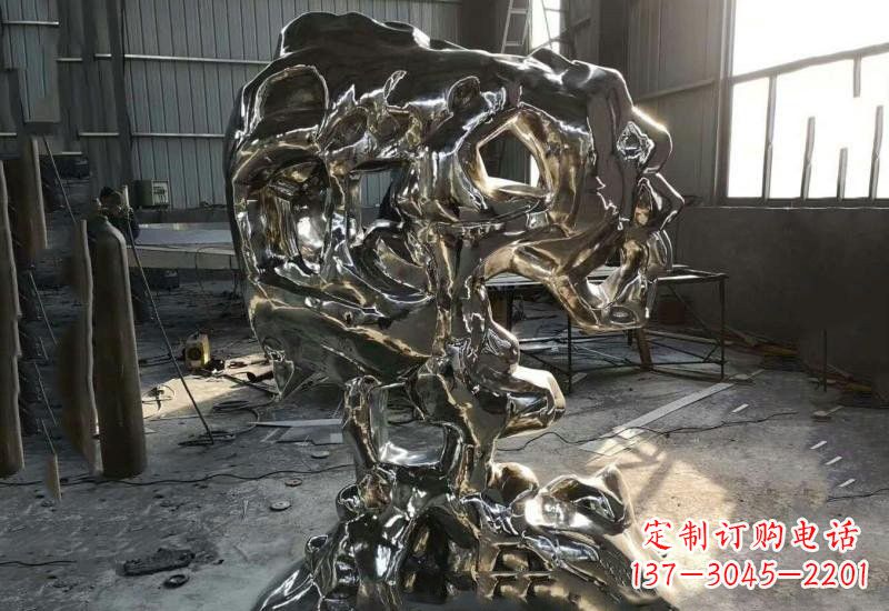 南京太湖石雕塑不锈钢公园的镜面之美
