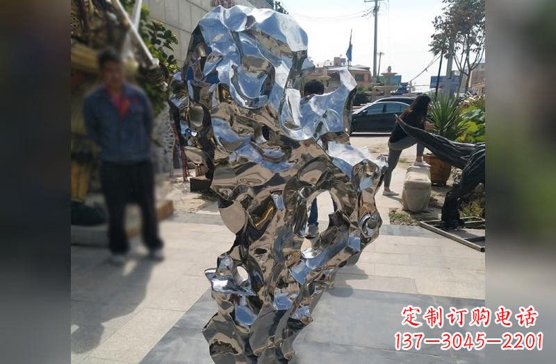 南京太湖石雕塑——点缀不锈钢公园