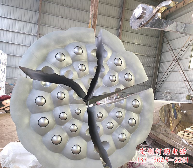 南京不锈钢公园莲蓬雕塑高贵雍容的象征