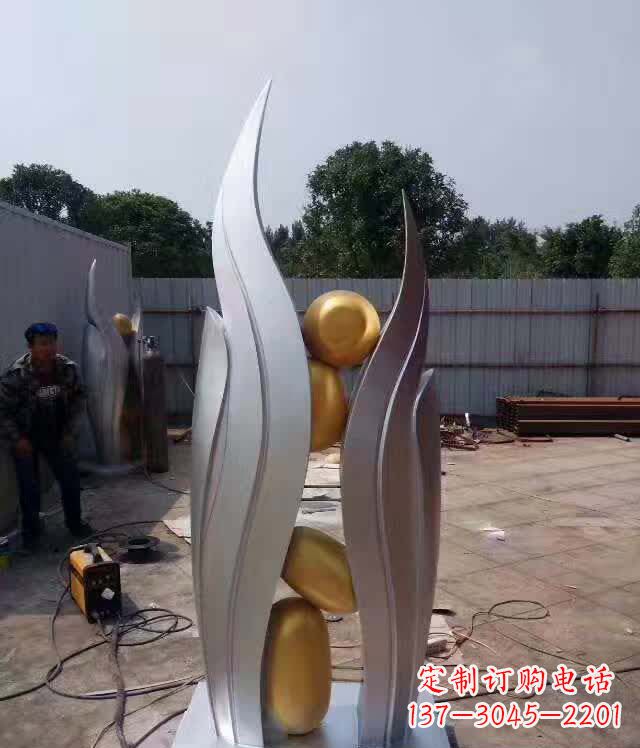 南京不锈钢广场翅膀雕塑象征着自由之翼