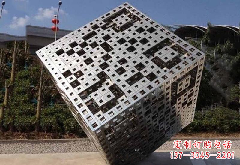 南京不锈钢广场上的魔方雕塑