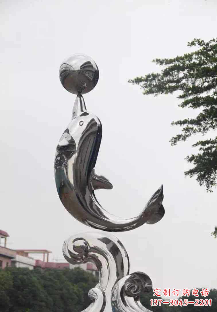南京不锈钢广场顶球的海豚雕塑