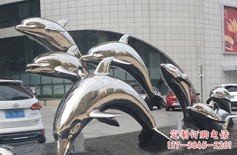 南京海豚雕塑——不锈钢广场上的跳跃动态